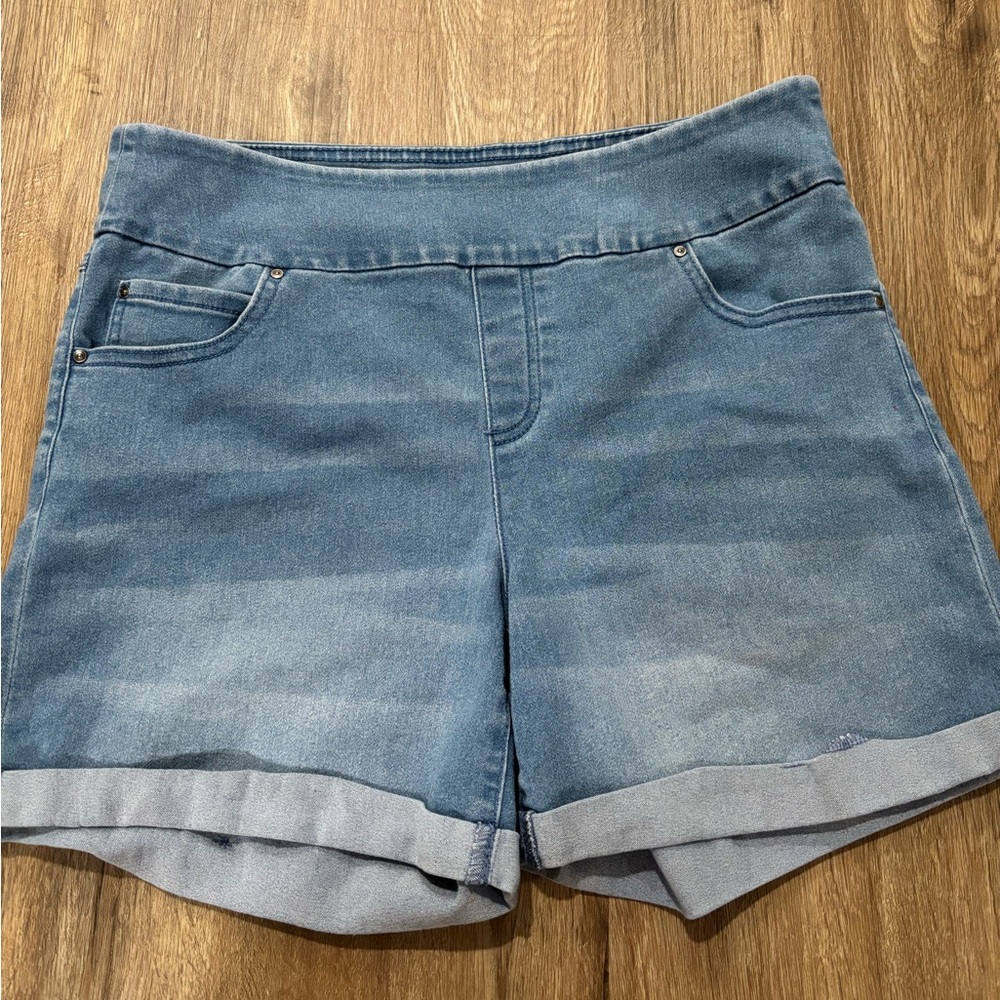 Women’s 8-10 stretchy jean shorts.